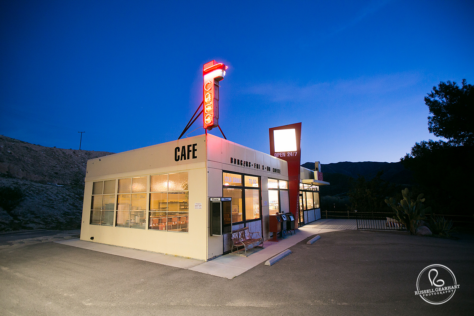 Fifties Cafe at Night – Rustic Acton Wedding Location – Russell Gearhart Photography – www.gearhartphoto.com