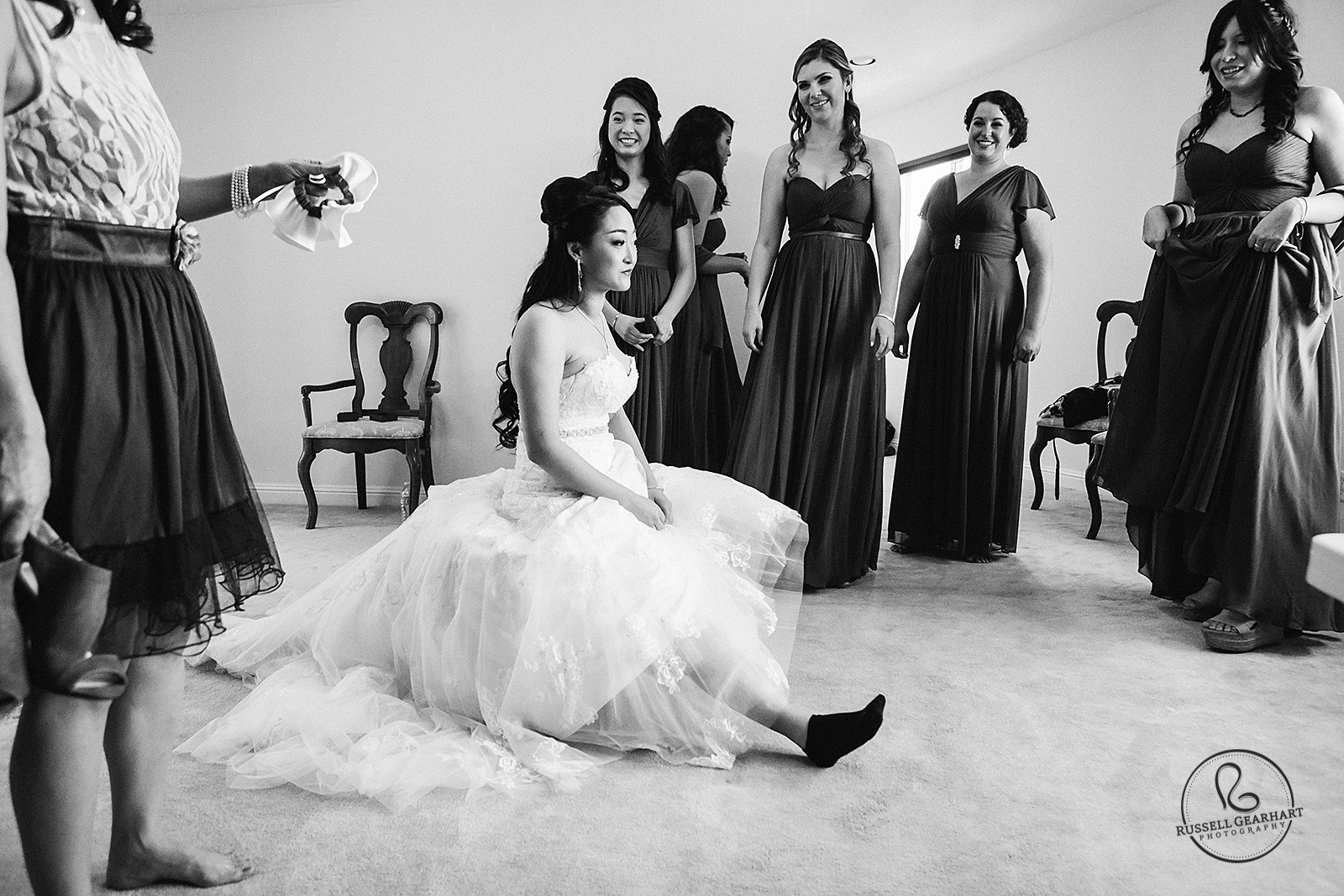 Bride and her attendants getting ready before ceremony – Pasadena Wedding – Russell Gearhart Photography – www.gearhartphoto.com